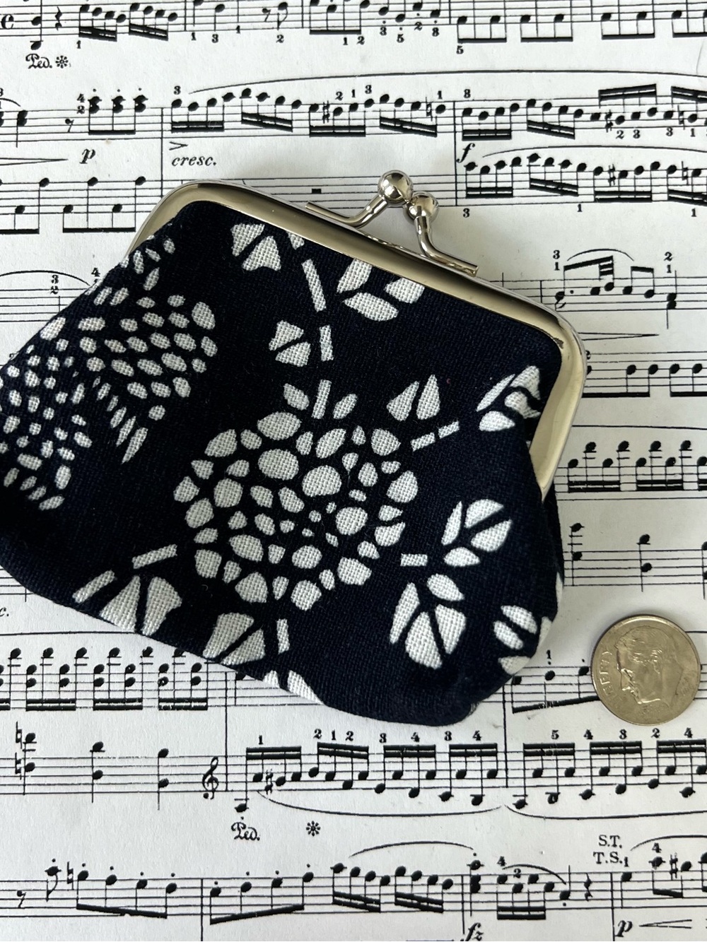 Black & White Floral Kiss-Lock Coin Purse - Compact Women’s Wallet